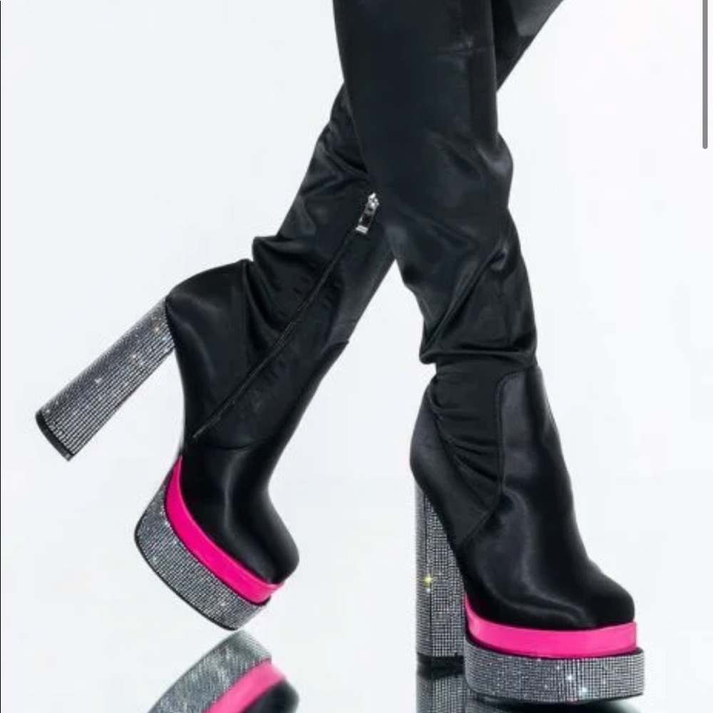 Chunky heel w/ platform base below knee high rhinestone-embellished boots 🖤🤍💗
